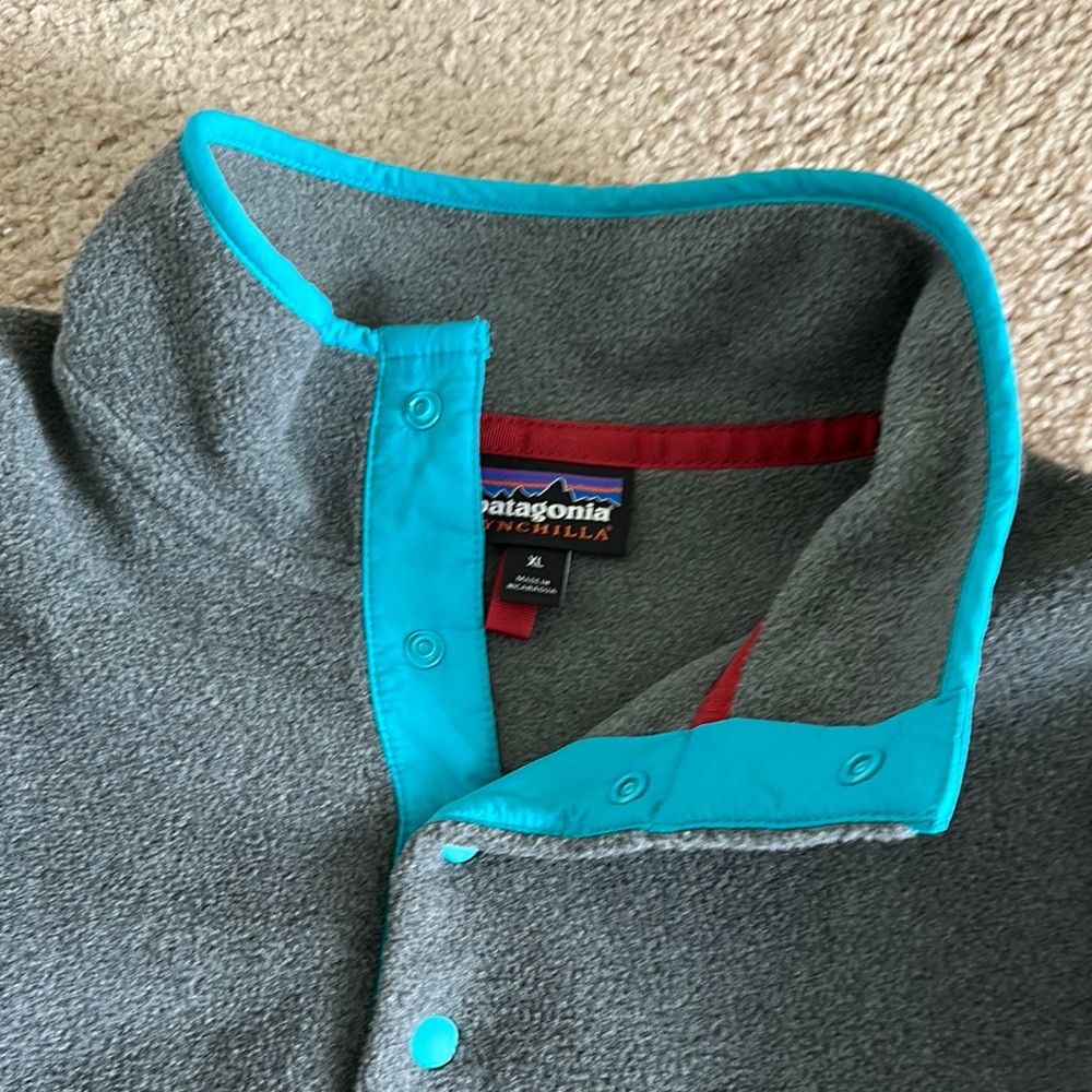Patagonia Charcoal Fleece with Turquoise Details - Picture 2 of 4
